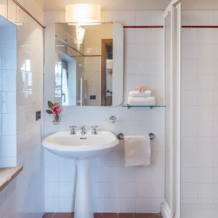 Le Logge 12, Emma Βίλα Τόντι