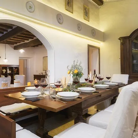 Le Logge 12, Emma Βίλα *