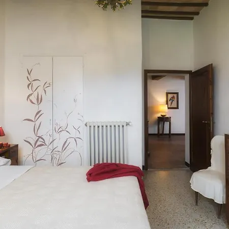 Le Logge 12, Emma Τόντι