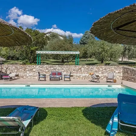 Le Logge 12, Emma Βίλα