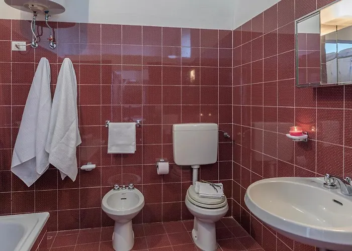 Le Logge 12, Emma Villa *